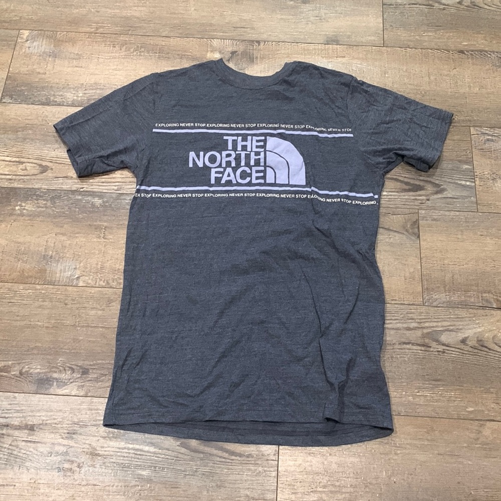 Slim fit gray North Face t shirt